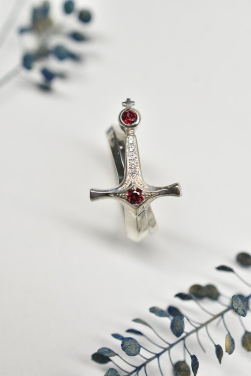 INTO jewelry 佩劍戒指 石榴石