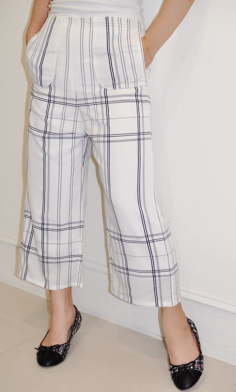 Flat 135 X Taiwan designer series white bottom straight line fabric texture casual cropped trousers - Women's Pants - Polyester White