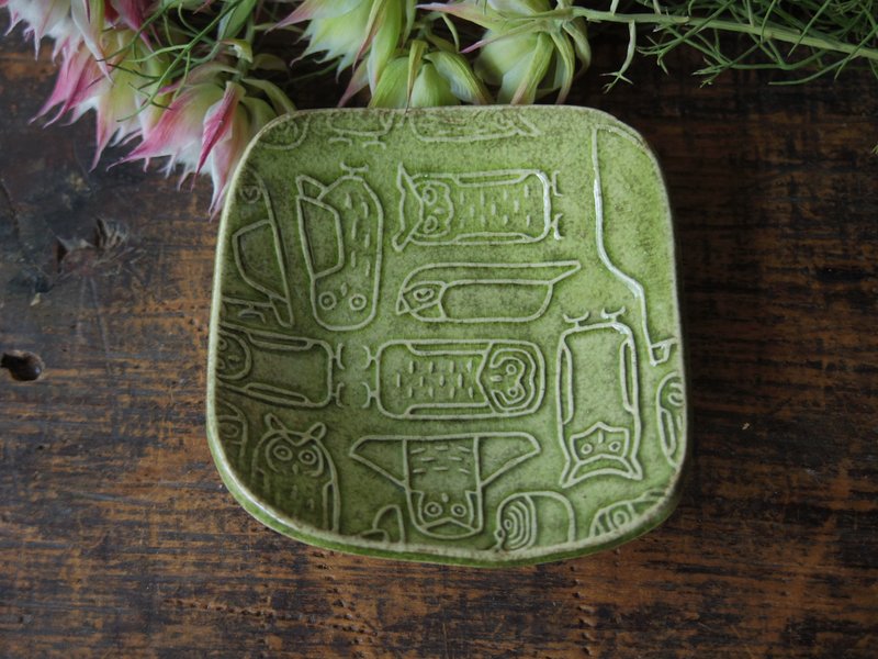 Green square tiny plate with relief owls - จานและถาด - ดินเผา สีเขียว