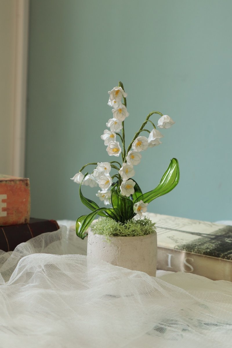 Small potted lily of the valley on the table - ตกแต่งต้นไม้ - เรซิน ขาว