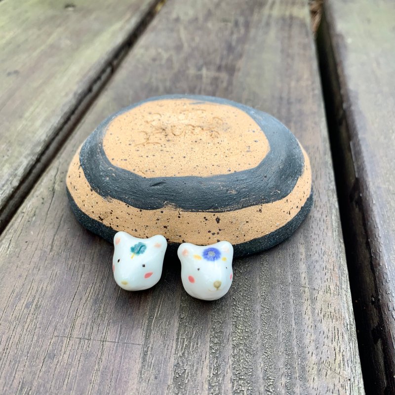 A Lu-Polar Bear Pottery Earrings/Hand-painted (only this one) - ต่างหู - ดินเผา หลากหลายสี