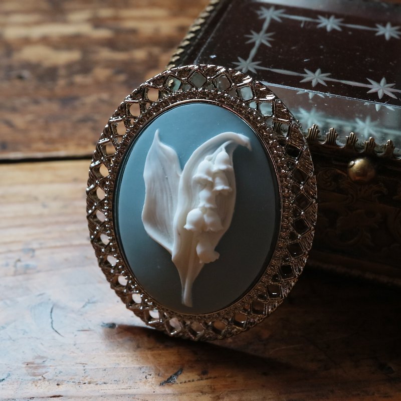 Cameo Brooch Necklace Lily of the Valley Blue Lily of the Valley Lily of the Valley Lily of the Valley Happiness Returns Pure Virgin Mary White Light Blue - เข็มกลัด - วัสดุอื่นๆ สีน้ำเงิน