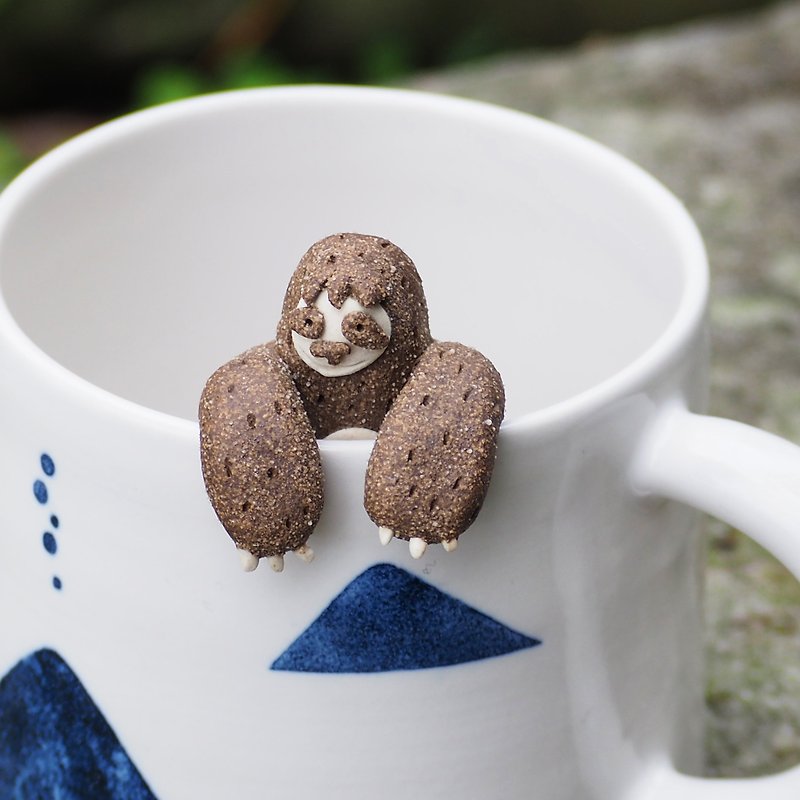 [Healing Small Objects Series] Cup Yuanzi--a sloth who wants to be lazy at home - Stuffed Dolls & Figurines - Pottery Brown