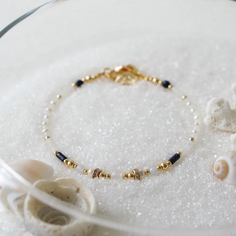 Love x Moonstone Agate Pearl Blue Sands Stone[Tropical Fish. Mary] bracelet - สร้อยข้อมือ - เครื่องเพชรพลอย 