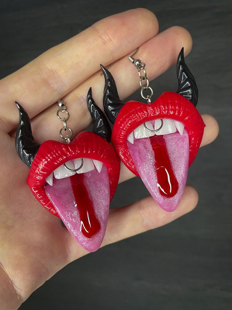 Earrings. Red lips with horns. - ต่างหู - ดินเหนียว 