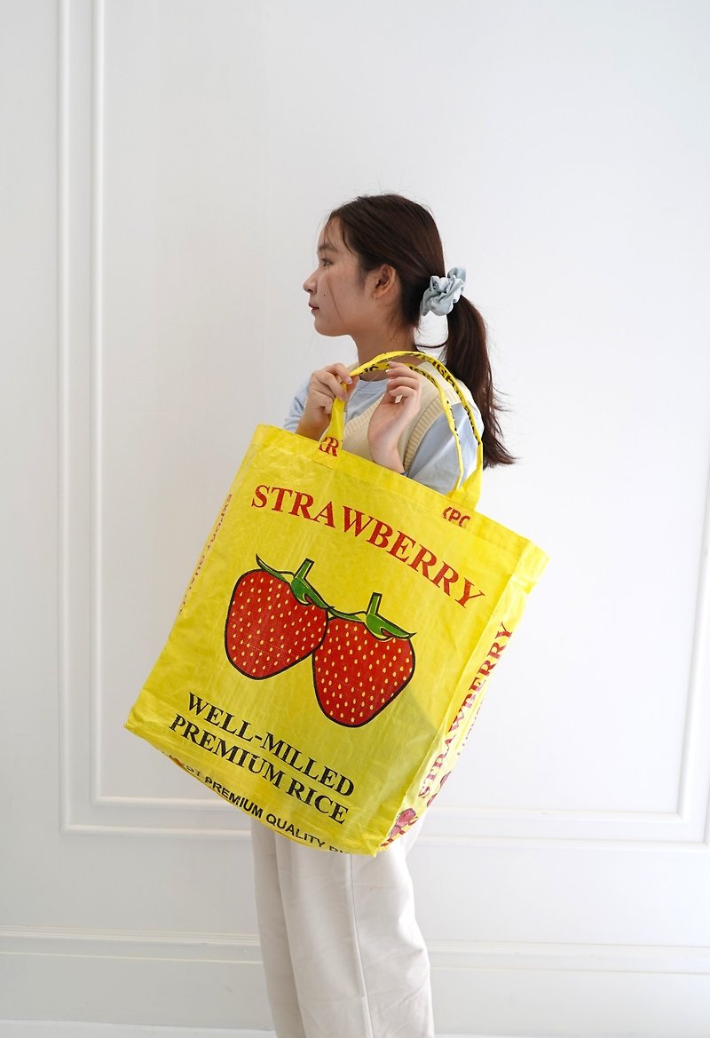 Strawberry Upcycled Rice Sack Bag - 其他 - 塑膠 黃色