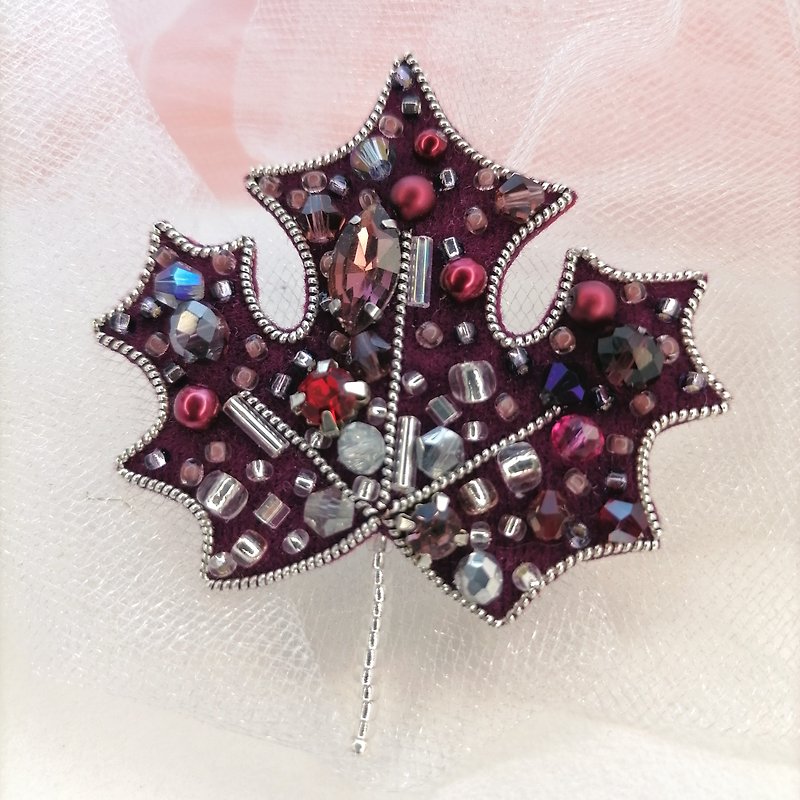 Maple leaf brooch, Beaded brooch, scarf brooch, Lapel pin, Maple leaf jewelry - Brooches - Other Materials Purple
