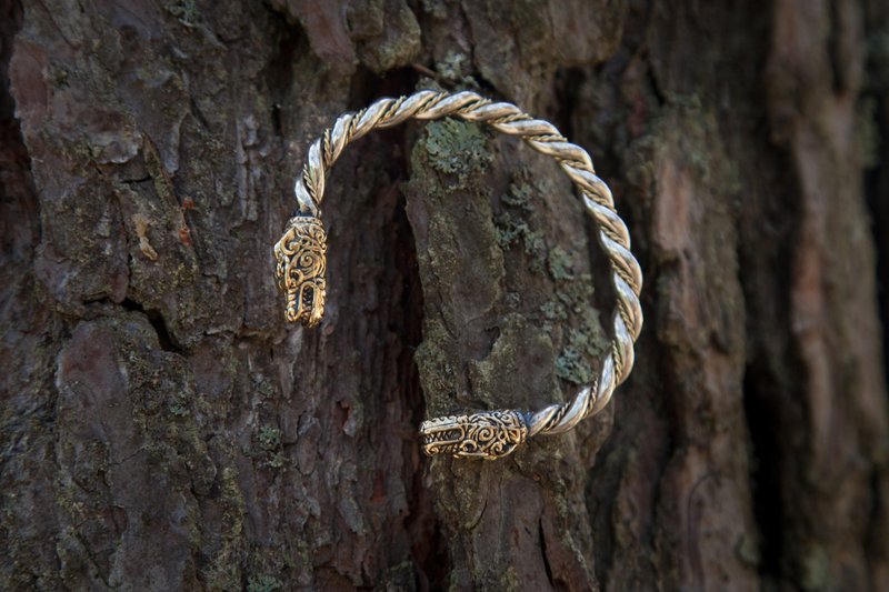 Twisted metal bracelet with wolf heads. Scandinavian hard bangle Jewelry for men - สร้อยข้อมือ - โลหะ สีส้ม