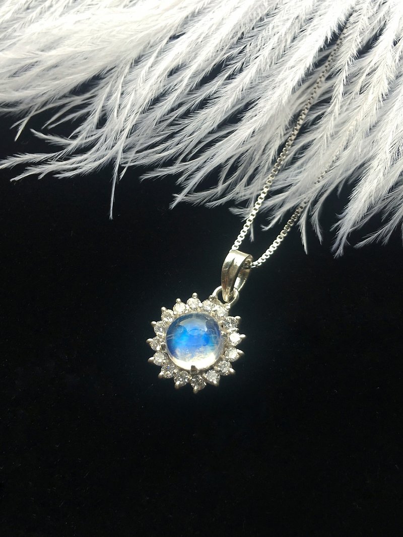 Moonstone 925 sterling silver inlaid zircon design necklace - Round gems - สร้อยคอ - เครื่องเพชรพลอย สีเงิน