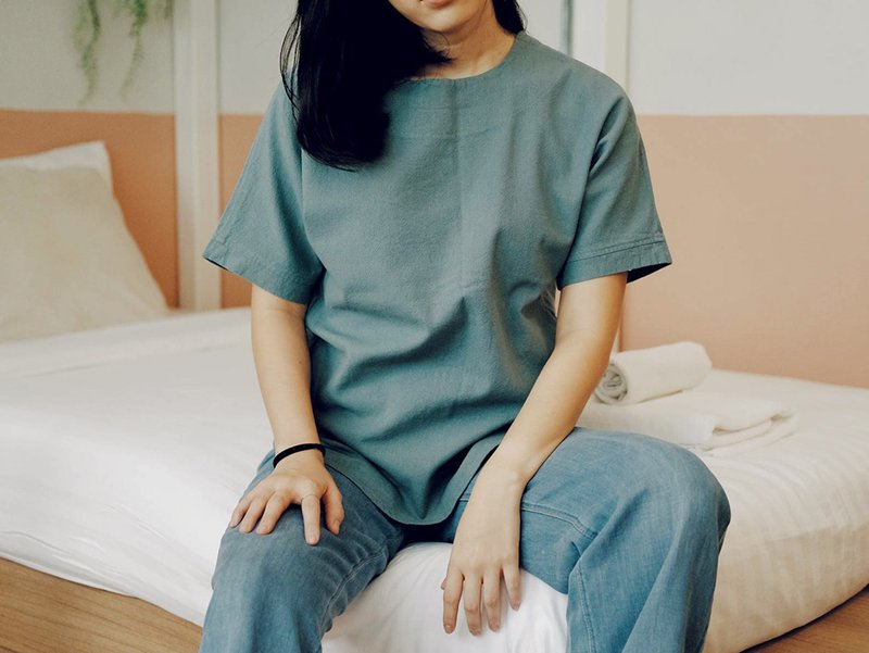 Mokk : A Blue Back-buttons Cotton Top - 女上衣/長袖上衣 - 棉．麻 藍色