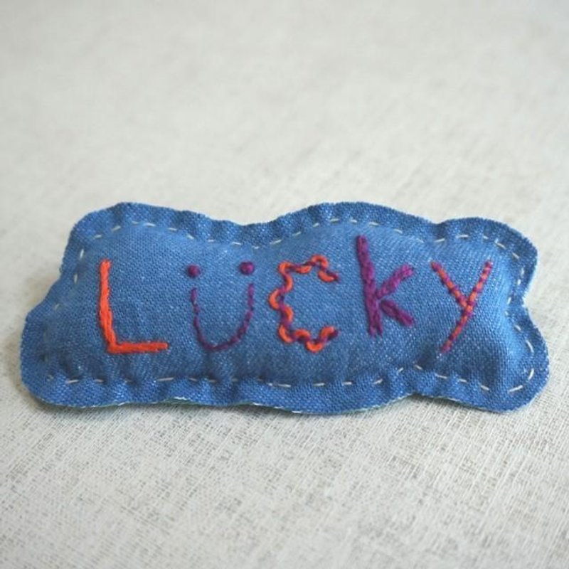 手刺繍ブローチ「Lucky」 - ブローチ - 刺しゅう糸 ブルー