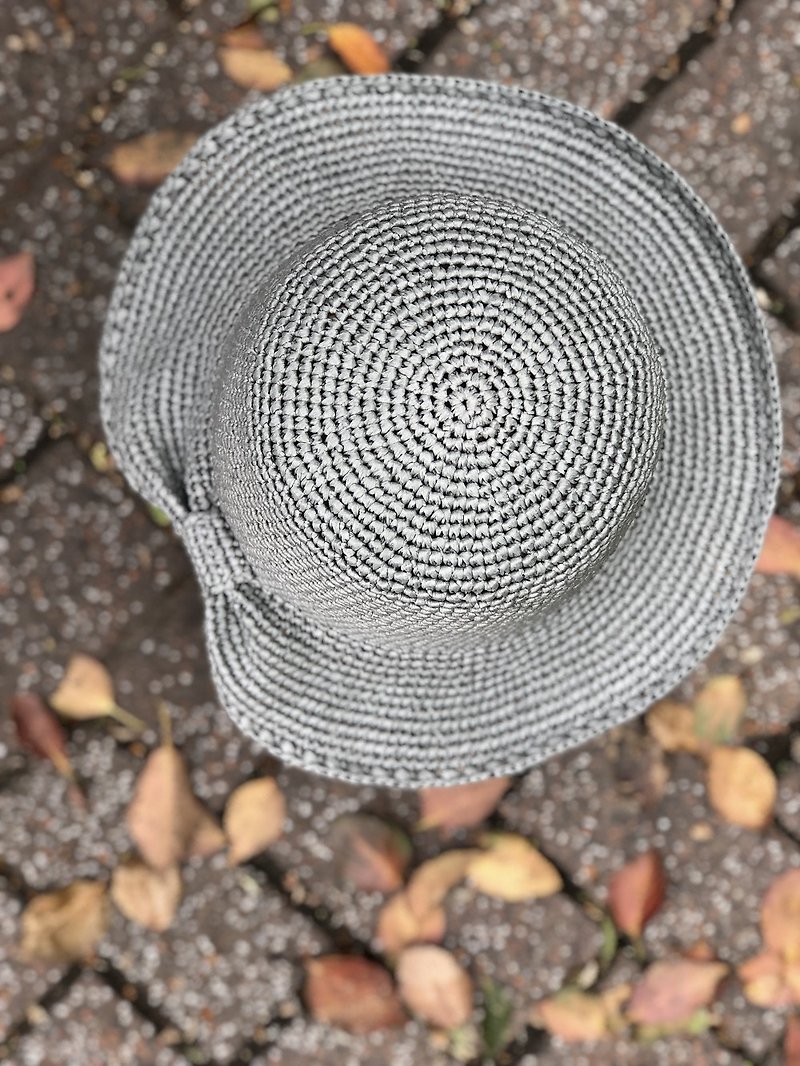 舞蝶寬邊帽(灰色)/夏日防曬遮陽帽/編織草帽/手作鉤織帽 - 帽子 - 其他材質 灰色