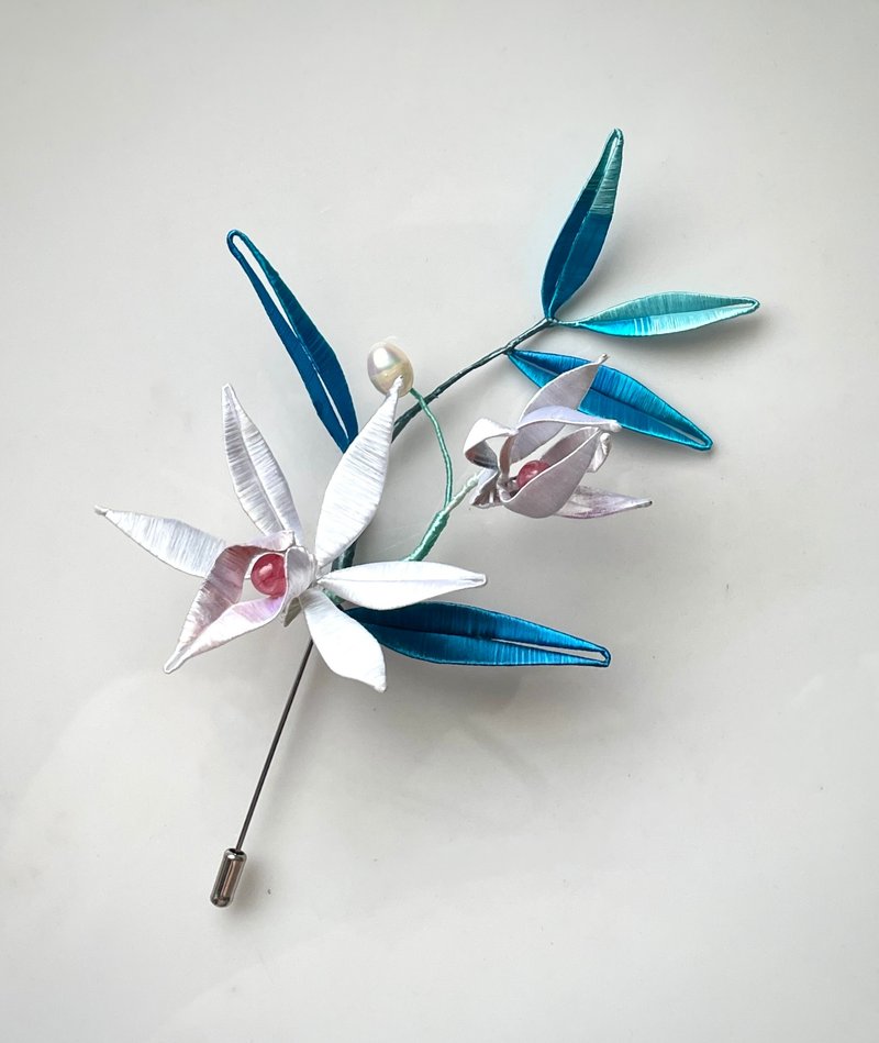 Graceful/chaotic floral brooch/hairpin - Brooches - Thread White