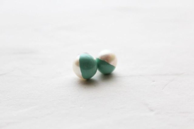 Two-tone pearl earrings of colored lacquer White-green emerald - Earrings & Clip-ons - Other Metals 