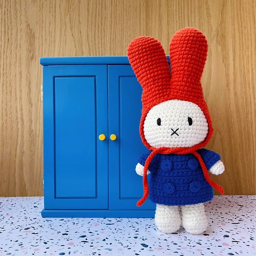 橘荷屋 x Miffy 荷蘭 Just Dutch | Miffy 米飛兔 編織娃娃和她的藍色外套+紅帽