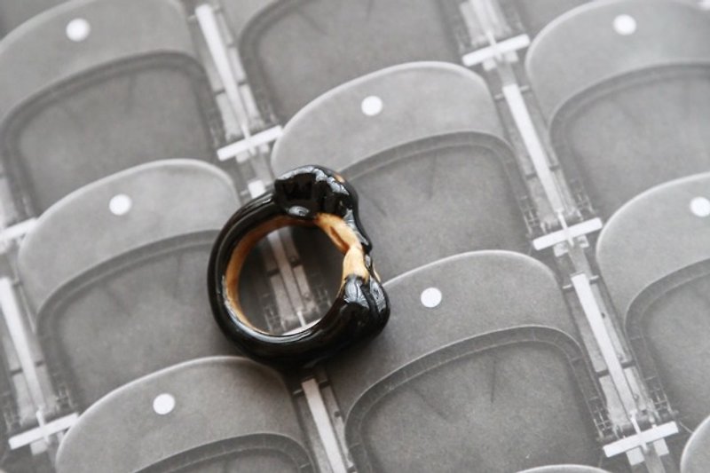 And Mary Black dachshund Ring - General Rings - Porcelain 