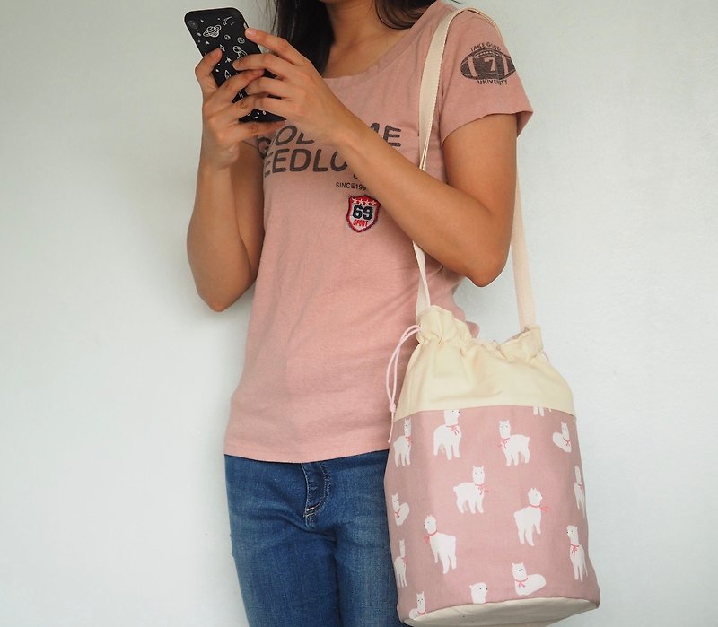 原創手工縫製托特側肩包帆布水桶包 可愛粉色草泥馬圖案 - 側背包/斜孭袋 - 棉．麻 粉紅色