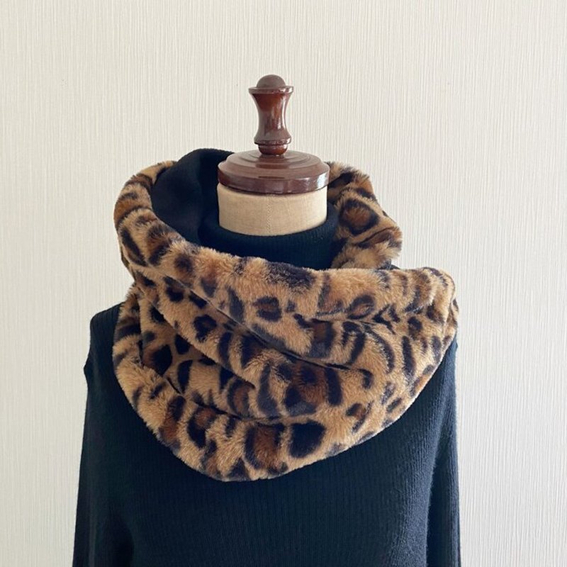 Impact on autumn and winter fashion Fashionable leopard print snood leopard print animal print bicolor - Knit Scarves & Wraps - Polyester Multicolor