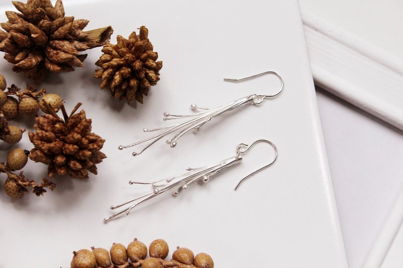 //Tag earrings with tassels// S925 sterling silver goldwork handmade fresh and daily slim - ต่างหู - เงินแท้ สีเงิน