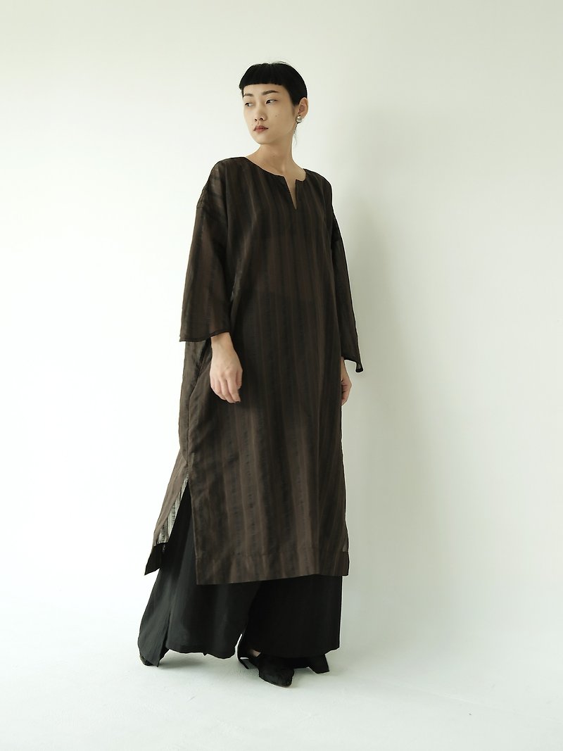 Sichuan Yi WEAR BEING raglan wing sleeve type silk dress coffee stripes - ชุดเดรส - ผ้าไหม สีนำ้ตาล