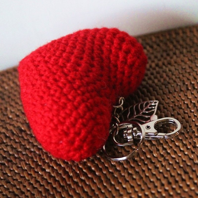 Amigurumi crochet doll: love heart key ring. - ที่ห้อยกุญแจ - เส้นใยสังเคราะห์ สีแดง