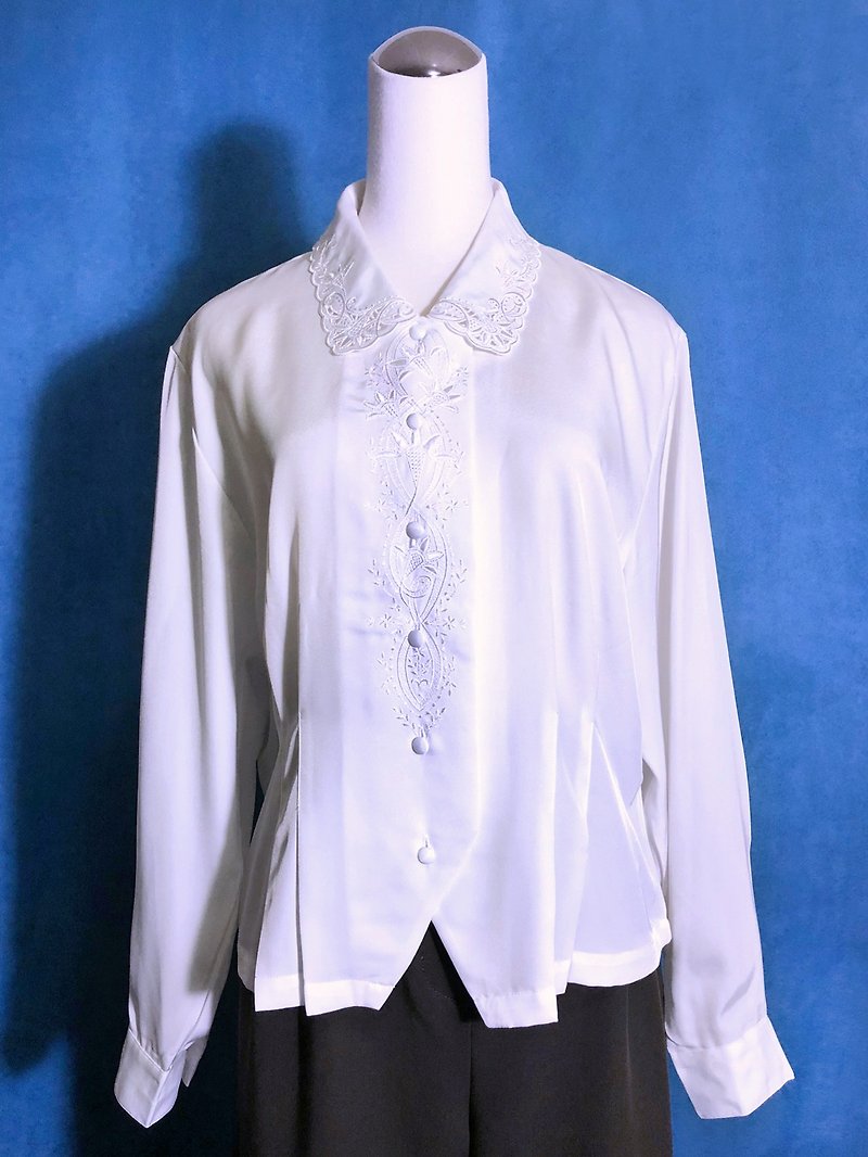 Front Embroidered Long Sleeve Vintage Shirt / Brought Back VINTAGE Abroad - เสื้อเชิ้ตผู้หญิง - เส้นใยสังเคราะห์ ขาว
