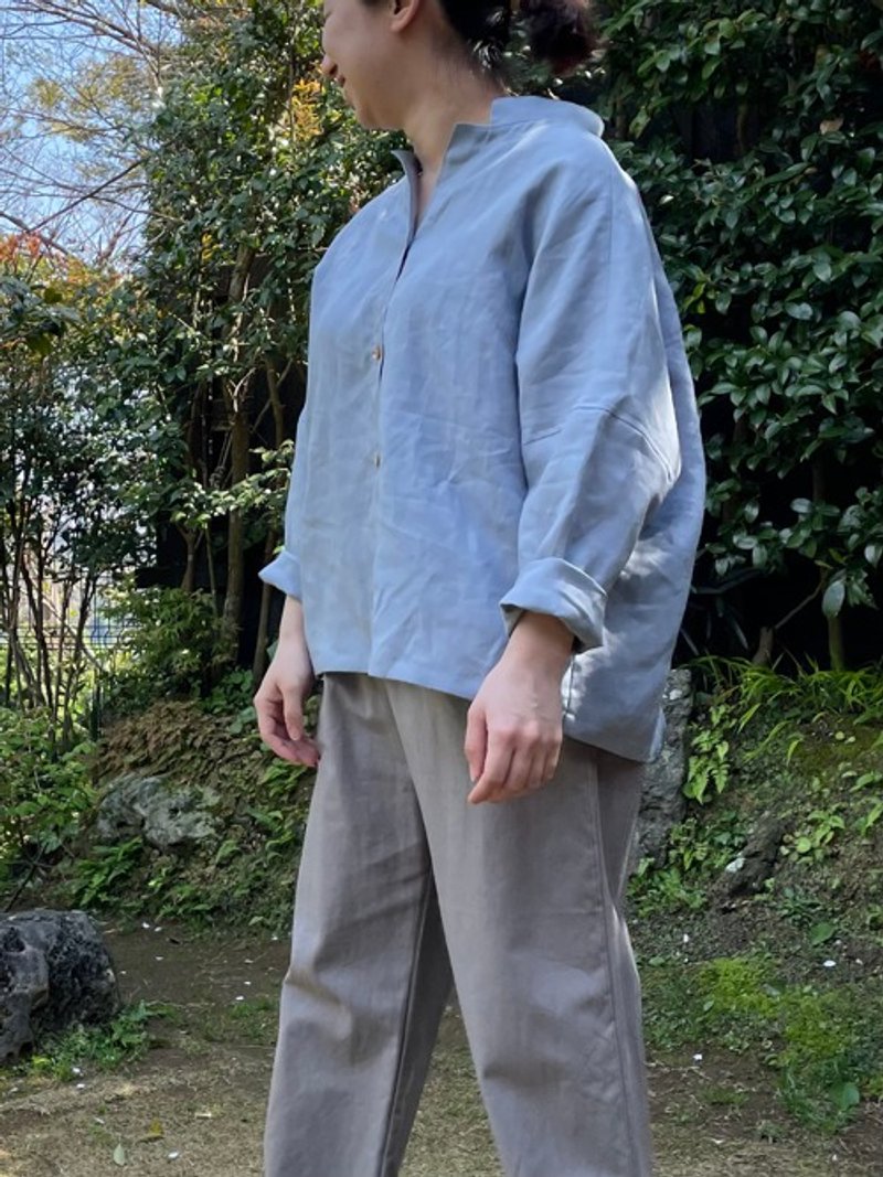 Big silhouette Linen shirt blouse (blue gray) - เสื้อผู้หญิง - ผ้าฝ้าย/ผ้าลินิน 