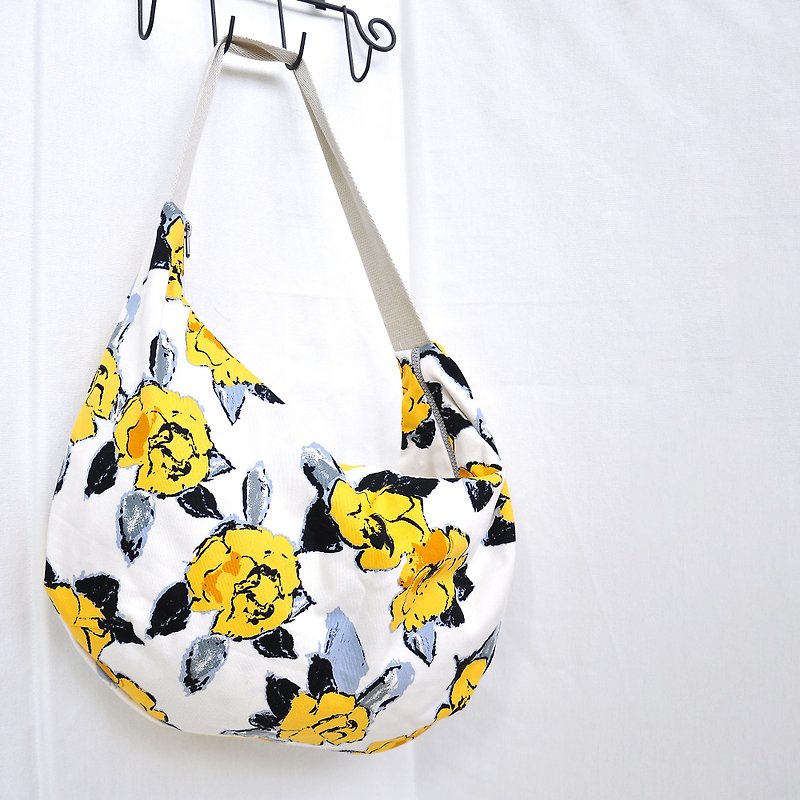 Sister Bao pig handmade // yellow flower cloth plantain-shaped side shoulder bag - กระเป๋าแมสเซนเจอร์ - ผ้าฝ้าย/ผ้าลินิน ขาว