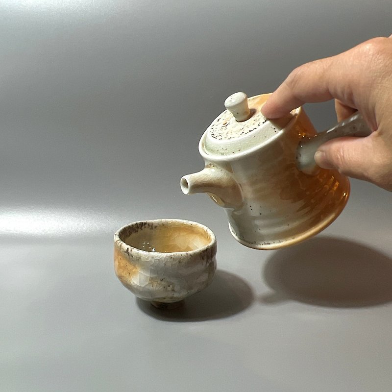 Blessings released/firewood ash porcelain clay inner lid side handle teapot/handmade by Xiao Pingfan - ถ้วย - ดินเผา 