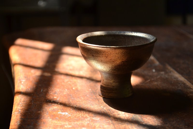 客噐客氣 蕭立應老師柴燒手作小高足杯 - 茶壺/茶杯/茶具 - 陶 金色