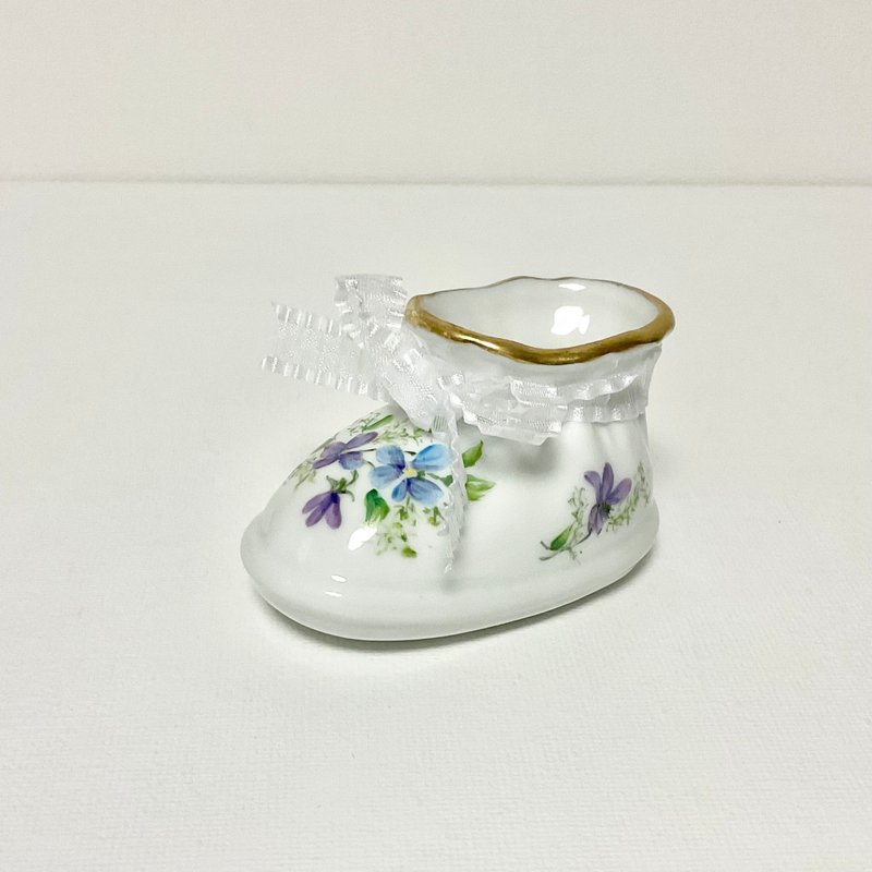 Hand-painted porcelain baby shoe - ของขวัญวันครบรอบ - เครื่องลายคราม ขาว