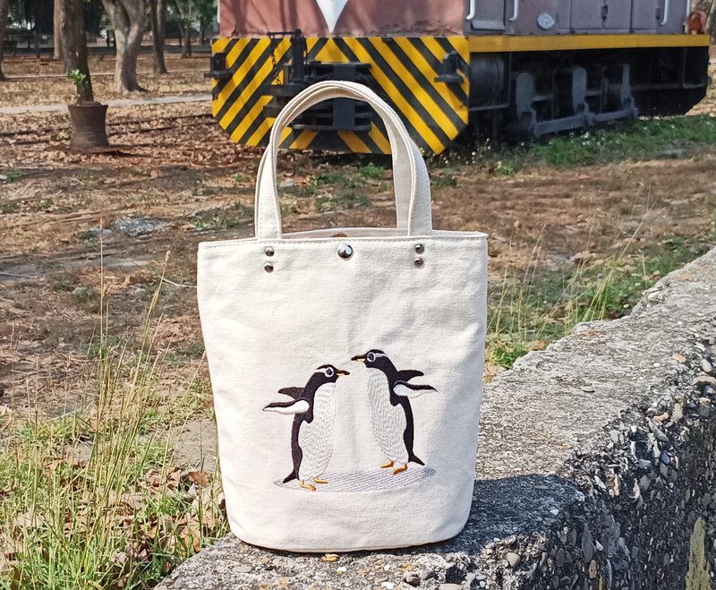 Penguin embroidered small tote bag embryo cloth bag tote bag - กระเป๋าถือ - ผ้าฝ้าย/ผ้าลินิน 