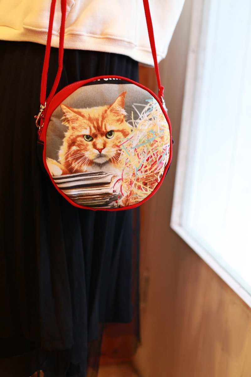 Good Day Handmade] Handmade. Rock cool cat purse. New Year gift exchange gift birthday gift - กระเป๋าแมสเซนเจอร์ - วัสดุอื่นๆ สีแดง