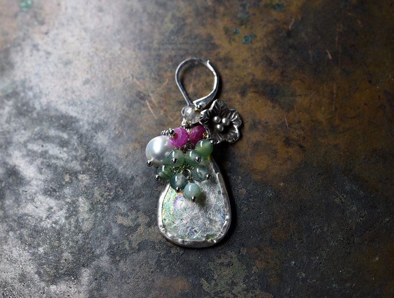 Silvered Roman glass and Akoya pearls, fluffy moss agate, ruby, labradorite curren Silver flower one-ear earrings - ต่างหู - แก้ว สีเขียว