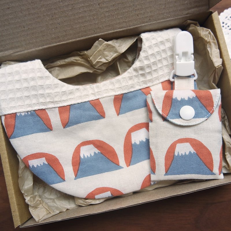 [Small and Beautiful Miyue Gift Box] - Mount Fuji (stitching bib + peace amulet bag) (with gift box) - ผ้ากันเปื้อน - ผ้าฝ้าย/ผ้าลินิน 