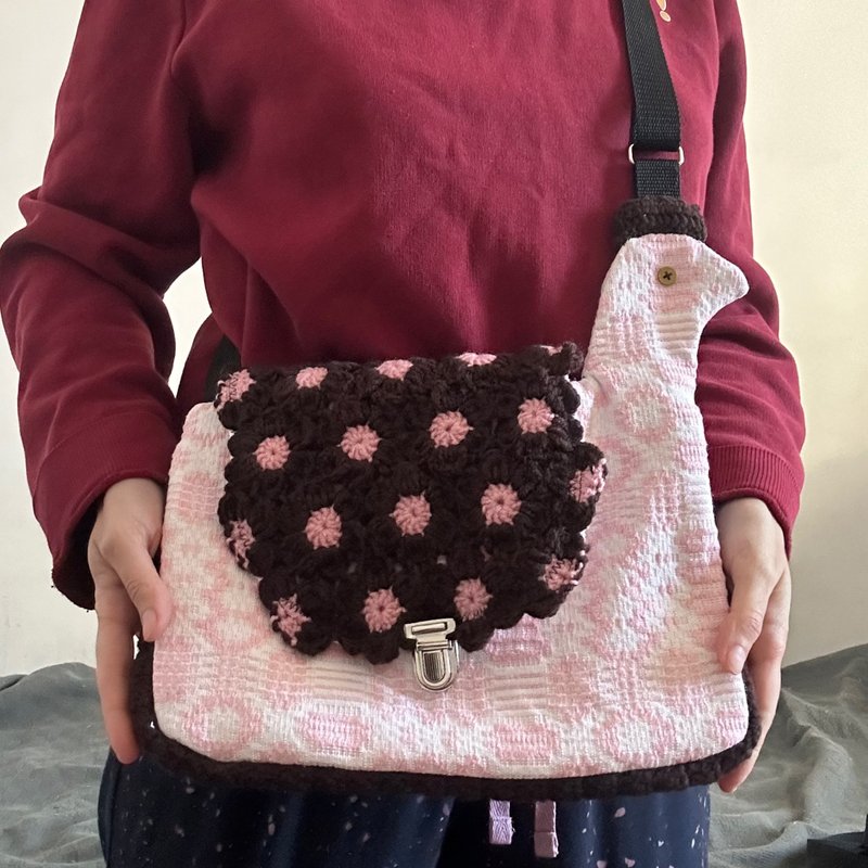 Whimsical Chicken Crossbody Bag – Limited Edition, Upcycled & Handmade - 手提包/手提袋 - 棉．麻 粉紅色