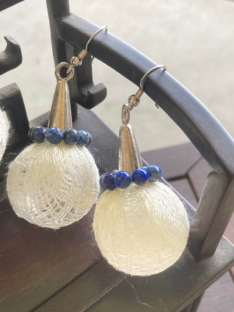 Karen silver earrings with thin glass beads combined with Thai silk, freshwater - 耳環/耳夾/耳骨夾 - 玻璃 白色