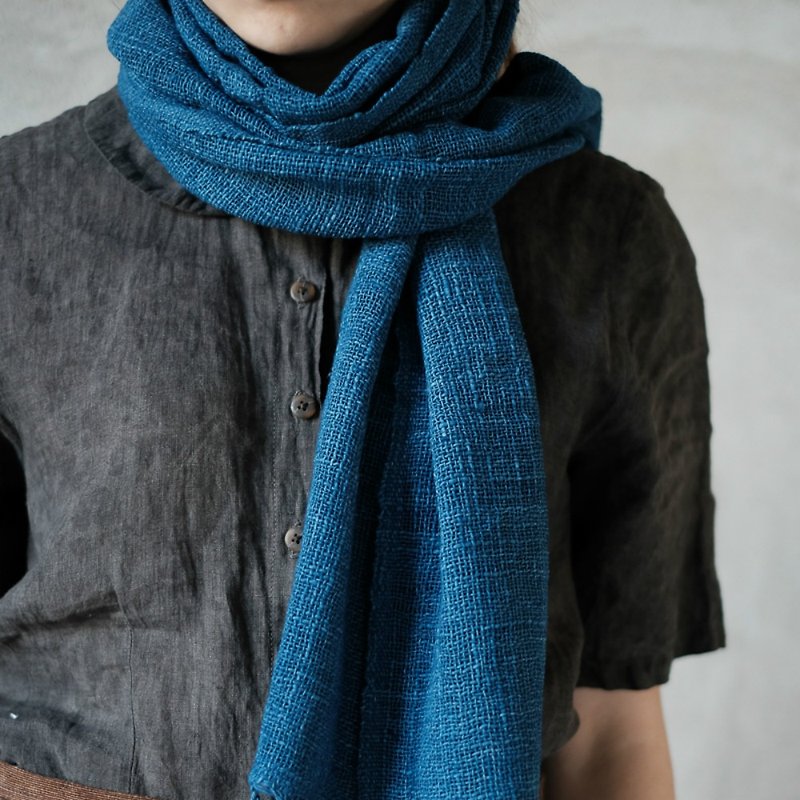 Organic cotton 靛 blue limited natural plant dyed hand-woven fabric scarf tassel shawl Nanshan Indigo - ผ้าพันคอถัก - ผ้าฝ้าย/ผ้าลินิน สีน้ำเงิน
