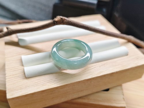 螺絲帽帽工作室 親翠 天然翡翠 冰綠溫柔純漸層手指鐲12.5號戒圈