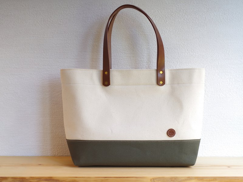 Leather handle canvas tote bag (Snap top) A4 landscape, ecru x olive - กระเป๋าถือ - ผ้าฝ้าย/ผ้าลินิน สีเขียว