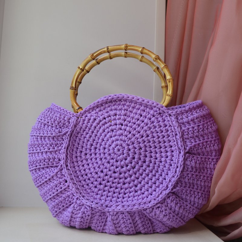 Crochet bag bamboo handles Handmade purplre round bag Summer women bag lavender - กระเป๋าถือ - วัสดุอื่นๆ 