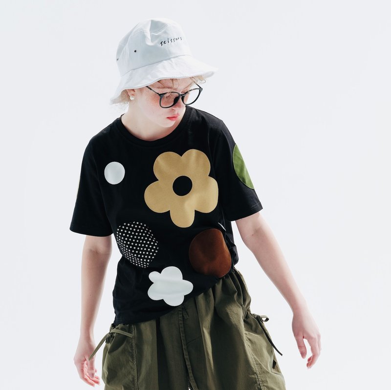 Flower collage black T-shirt / T-shirt top short sleeves - เสื้อยืดผู้หญิง - ผ้าฝ้าย/ผ้าลินิน สีดำ
