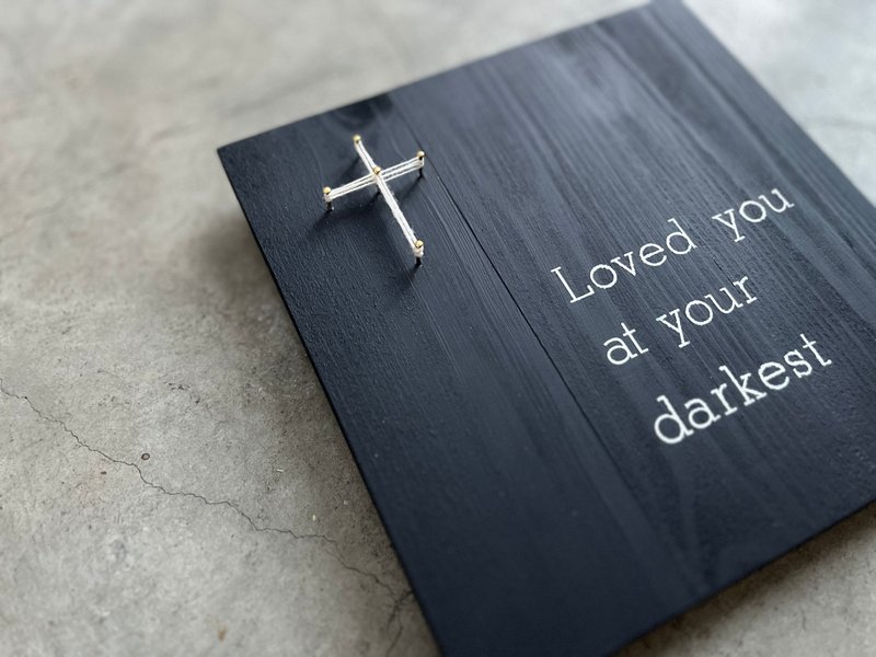 福音商品 LOVED YOU AT YOUR DARKEST木製手作 牆面掛飾 居家擺設 - 裝飾/擺設  - 木頭 黑色