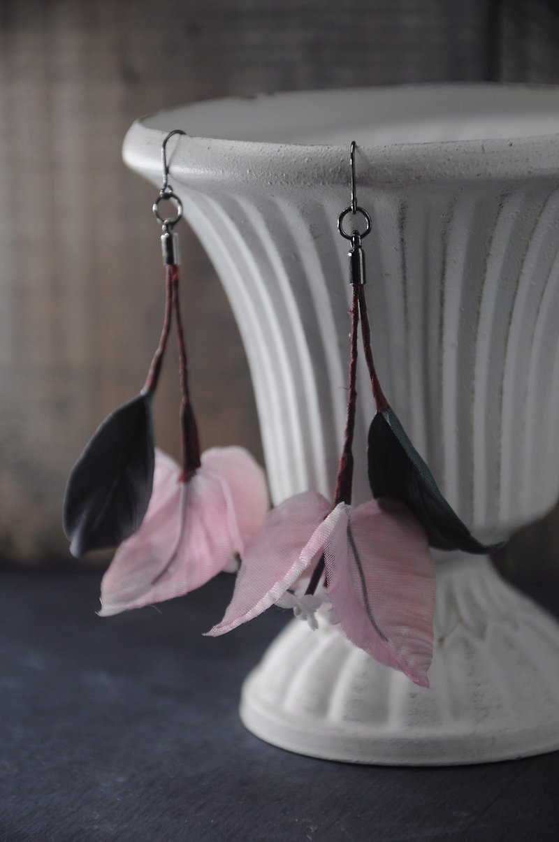 【Japanese cloth dyeing craft】bougainvillea earrings (pink) | cloth flower ornaments| customized gifts - เข็มกลัด - ผ้าฝ้าย/ผ้าลินิน สึชมพู