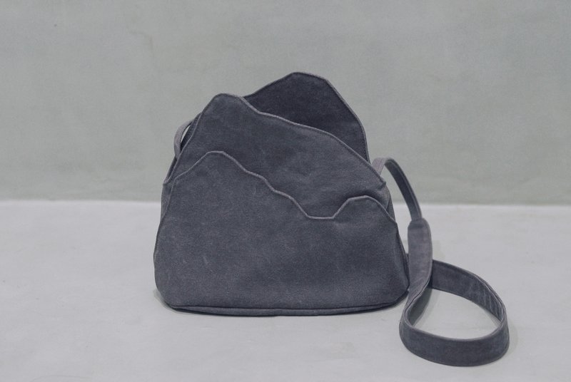 岩灰之山 二 灰色 帆布包 全手作側背包 山岳造形背袋 - YuYueBag - 側背包/斜背包 - 棉．麻 灰色