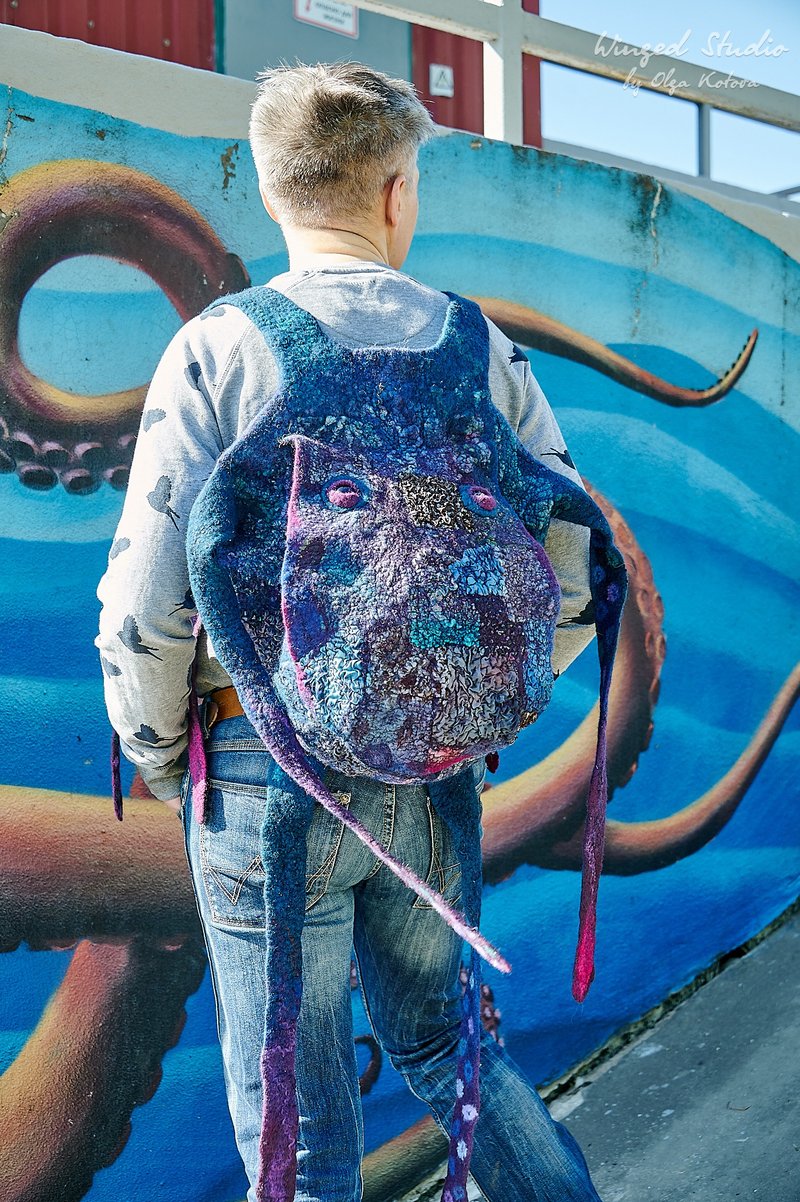 The Octopus Backpack, available to purchase. - กระเป๋าเป้สะพายหลัง - ขนแกะ สีน้ำเงิน