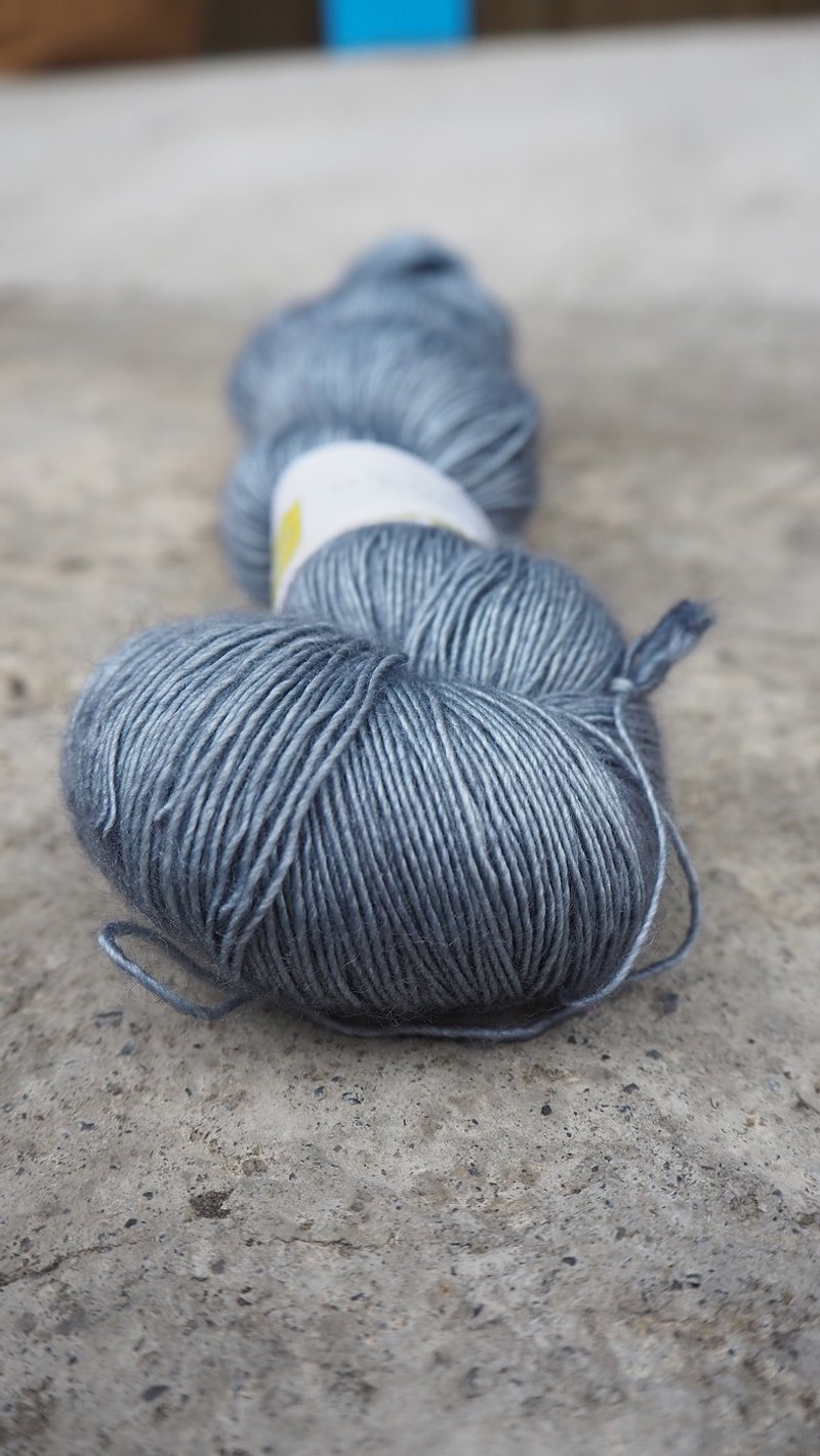 Hand dyed the line. Blue gray. (Super wash Merino / silk / single strand / lace thread) - เย็บปัก/ถักทอ/ใยขนแกะ - ขนแกะ 