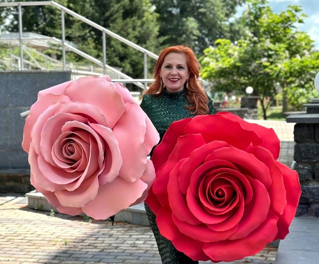 巨大な赤いバラ 70 cm。大きな赤い花。パーティーの豪華な装飾