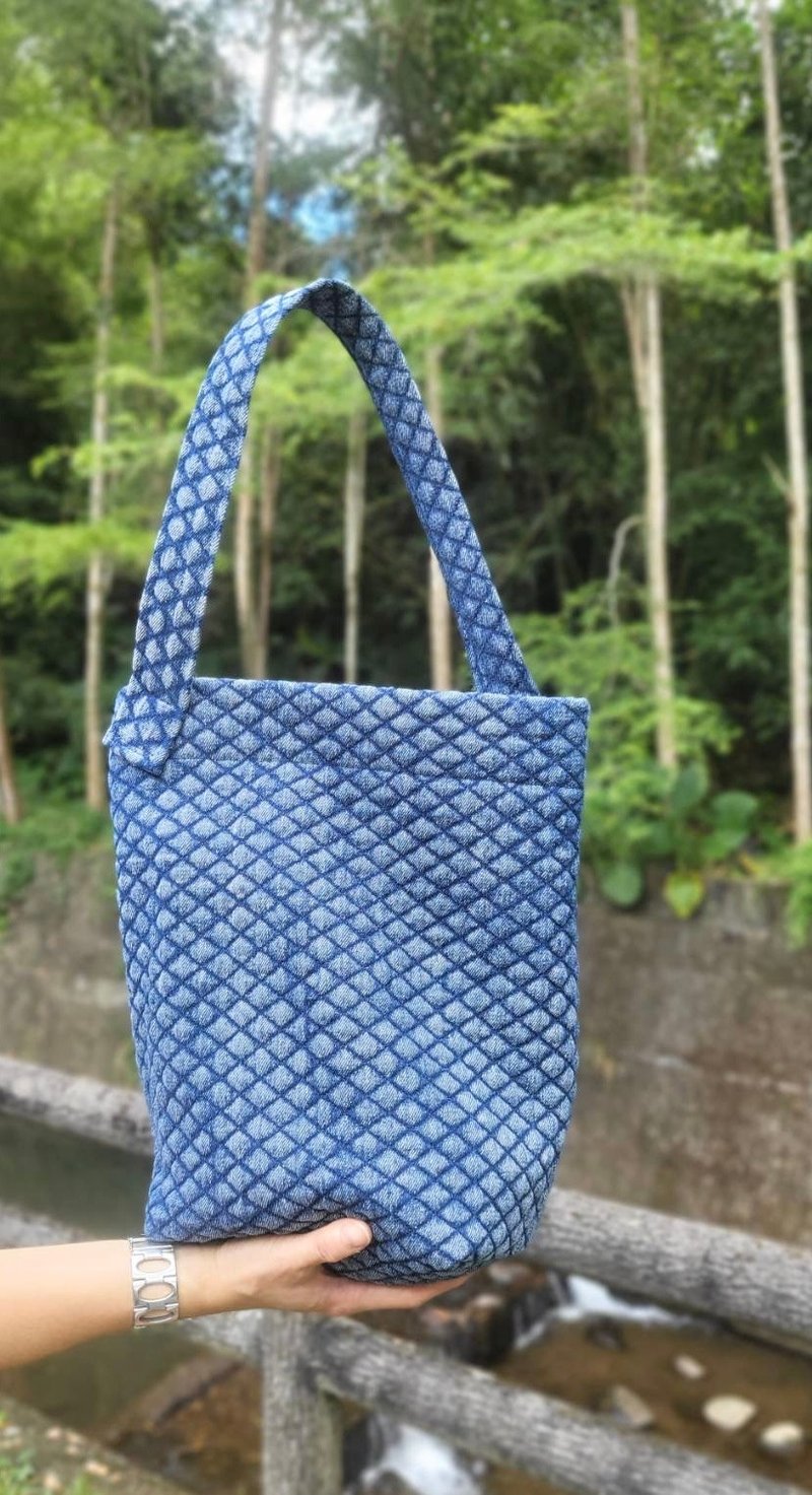 Denim pressed cotton tote bag - กระเป๋าถือ - ผ้าฝ้าย/ผ้าลินิน สีน้ำเงิน