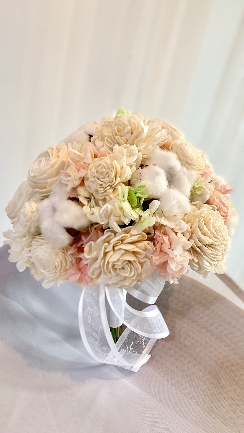 White and pink round natural hand-tied dry flower bouquet - ช่อดอกไม้แห้ง - พืช/ดอกไม้ ขาว